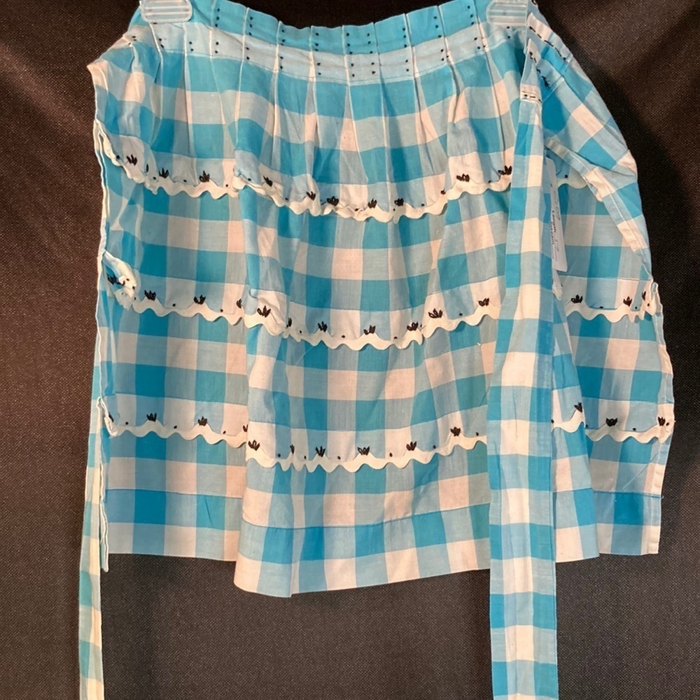 Vintage 1950’s teal apron. Cotton. 17” x‎ 17”. Extra long ties. box D
